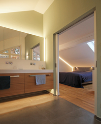 Innenarchitekt Andreas Ptatscheck, München, plante den Bestandsgrundriss des Dachgeschosses um und entwarf die Innenarchitektur und das Interior Design für das Schlafzimmer mit Wellnessbad als Bad en Suite.
