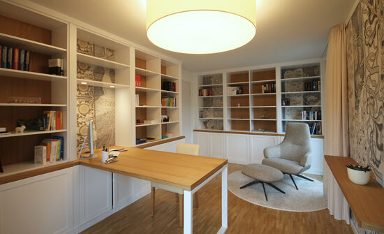 Innenarchitekt Andreas Ptatscheck, München, konzipierte das Arbeitszimmer mit maßgenauen Bücherregalen und Schrankeinbauten im englischen Stil, dabei geht der Schreibtisch in ein Regalfach über.