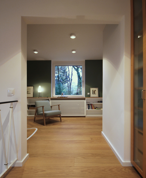 Innenarchitekt Andreas Ptatscheck, MÃ¼nchen, baute das Einfamilienhaus um und entwarf die Innenarchitektur und das Interior Design fÃ¼r den Aufenthaltsbereich der Diele.