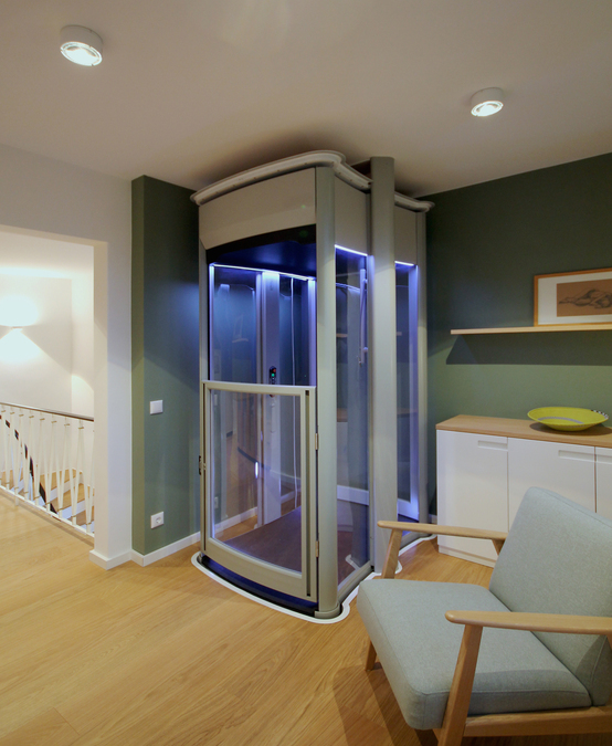 Innenarchitekt Andreas Ptatscheck, MÃ¼nchen, baute das Einfamilienhaus um und entwarf die Innenarchitektur und das Interior Design fÃ¼r das Treppenhaus mit einem Lift.