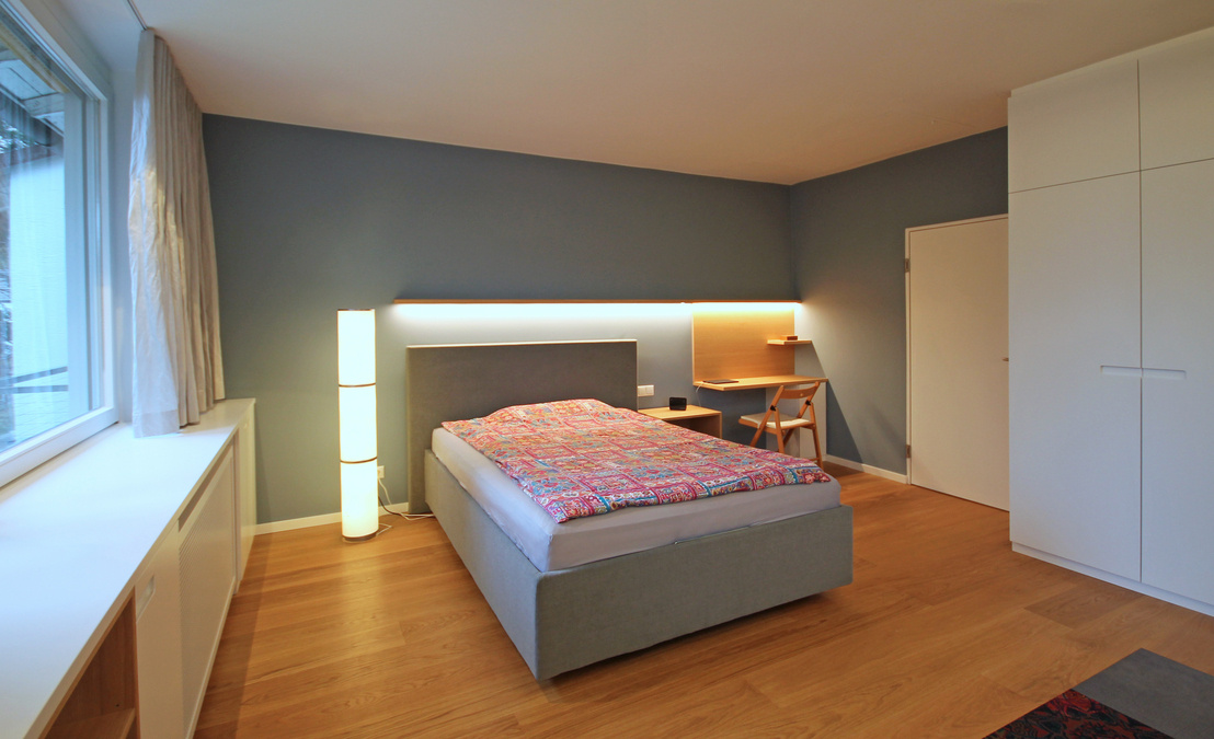 Innenarchitekt Andreas Ptatscheck, MÃ¼nchen, baute das Einfamilienhaus um und entwarf die Innenarchitektur und das Interior Design fÃ¼r das Schlafzimmer mit einem elektrisch hÃ¶henverstellbaren Bett.
