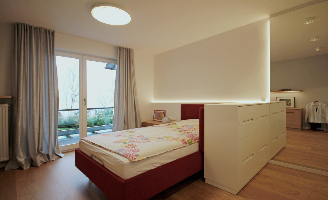 Innenarchitekt Andreas Ptatscheck, MÃ¼nchen, baute das Einfamilienhaus um und entwarf die Innenarchitektur und das Interior Design fÃ¼r das Schlafzimmer mit Ankliedebereich.