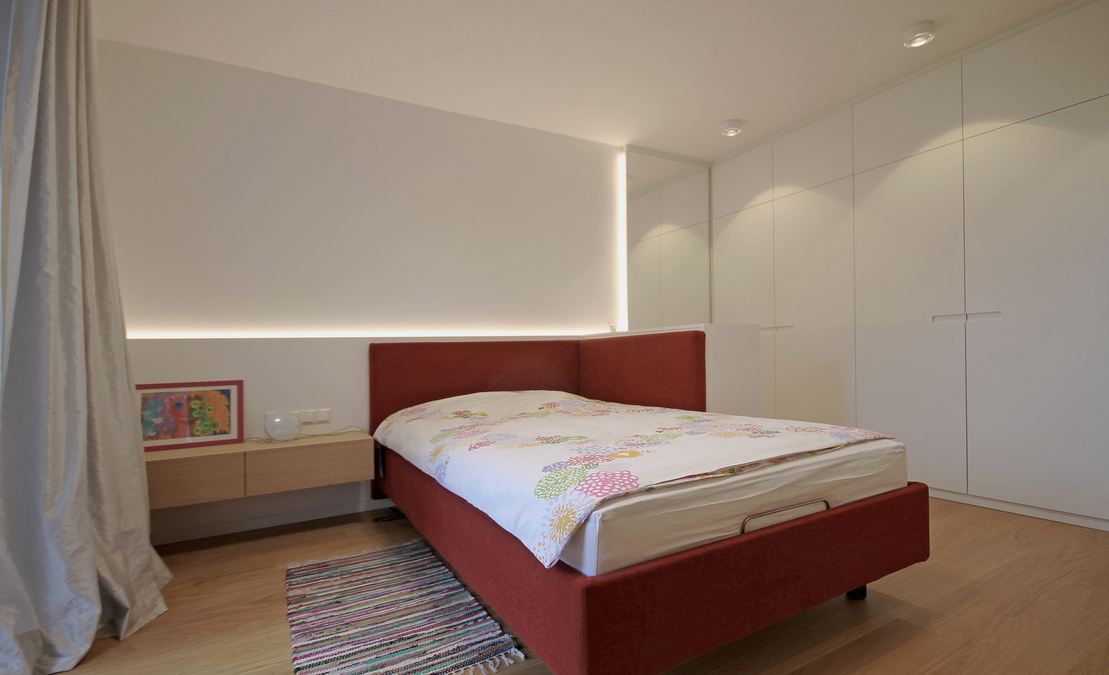 Innenarchitekt Andreas Ptatscheck, MÃ¼nchen, baute das Einfamilienhaus um und entwarf die Innenarchitektur und das Interior Design fÃ¼r das Schlafzimmer mit Bett und Einbauschrank.