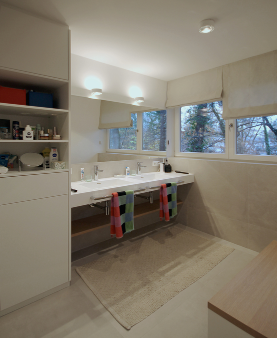 Innenarchitekt Andreas Ptatscheck, MÃ¼nchen, baute das Einfamilienhaus um und entwarf die Innenarchitektur und das Interior Design fÃ¼r das Badezimmer mit einer bodengleichen Dusche.