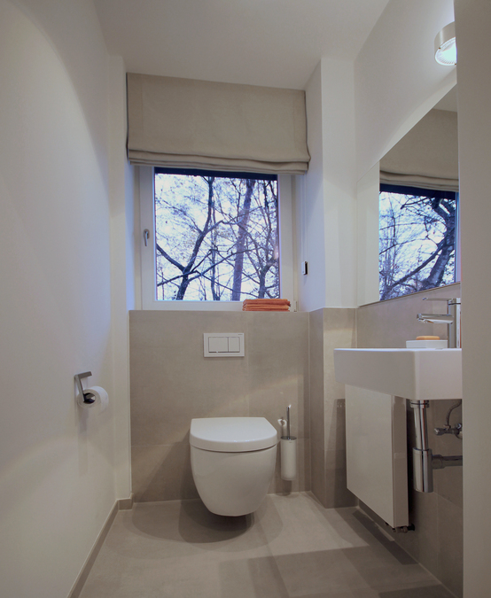 Innenarchitekt Andreas Ptatscheck, MÃ¼nchen, baute das Einfamilienhaus um und entwarf die Innenarchitektur und das Interior Design fÃ¼r das Badezimmer mit separatem WC-Raum.