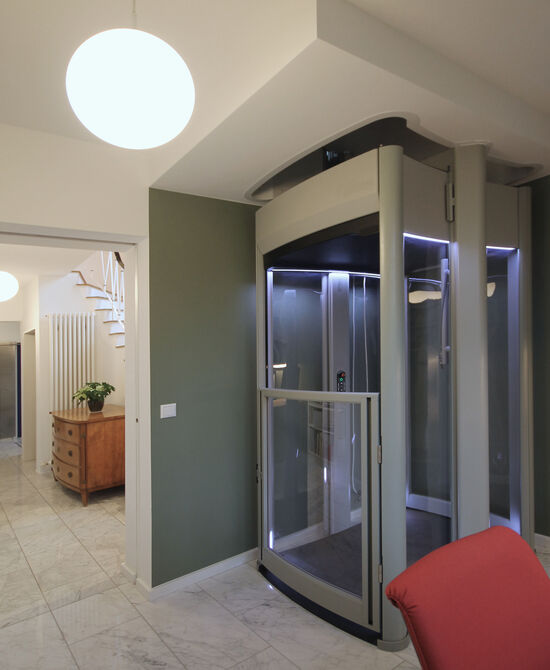 Innenarchitekt Andreas Ptatscheck, München, baute das Einfamilienhaus um und entwarf die Innenarchitektur und das Interior Design für die Diele mit einem Aufzug.