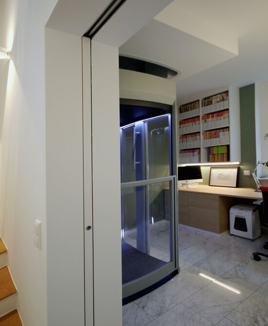 Innenarchitekt Andreas Ptatscheck, München, baute das Einfamilienhaus um und entwarf die Innenarchitektur und das Interior Design für das Arbeitszimmer mit einem Homelift.
