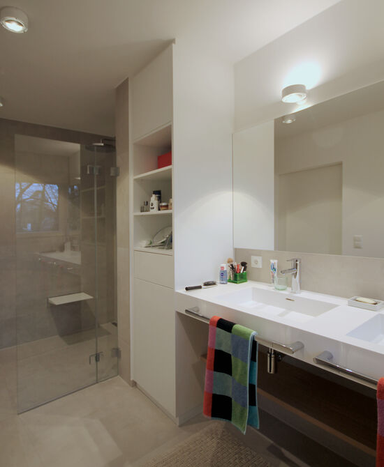 Innenarchitekt Andreas Ptatscheck, München, baute das Einfamilienhaus um und entwarf die Innenarchitektur und das Interior Design für das Badezimmer mit bodengleicher Dusche und Sitzbank.
