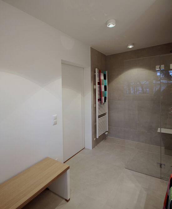 Innenarchitekt Andreas Ptatscheck, München, baute das Einfamilienhaus um und entwarf die Innenarchitektur und das Interior Design für das Badezimmer mit einer bodengleichen Dusche.