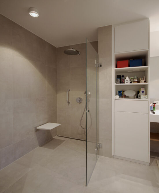 Innenarchitekt Andreas Ptatscheck, München, baute das Einfamilienhaus um und entwarf die Innenarchitektur und das Interior Design für das Badezimmer mit einer Dusche, die mit einem Rollstuhl befahren werden kann.