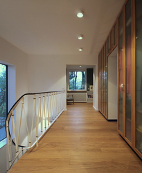Innenarchitekt Andreas Ptatscheck, München, baute das Einfamilienhaus um und entwarf die Innenarchitektur und das Interior Design für den Flur des Treppenhauses.