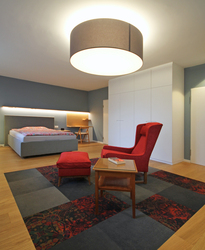 Innenarchitekt Andreas Ptatscheck, München, baute das Einfamilienhaus um und entwarf die Innenarchitektur und das Interior Design für das Schlafzimmer mit einem ins Parkett eingelassenen Teppich.