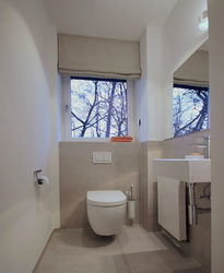 Innenarchitekt Andreas Ptatscheck, München, baute das Einfamilienhaus um und entwarf die Innenarchitektur und das Interior Design für das Badezimmer mit separatem WC-Raum.