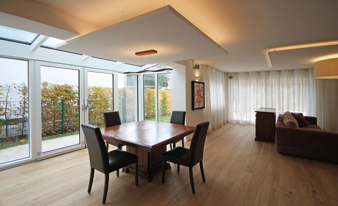 Innenarchitekt Andreas Ptatscheck, München, koordinierte den Umbau des Einfamilienhauses und entwickelte das Interior Design für das Speisezimmer, den Wintergarten und den Wohnbereich.