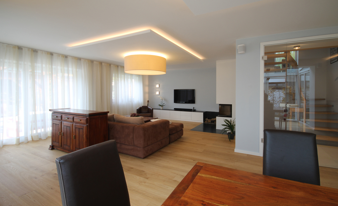 Innenarchitekt Andreas Ptatscheck, München, plante den Umbau des Einfamilienhauses und kreierte einen Kamin mit Holzlege und anschließendem Sideboard für den Wohnbereich.