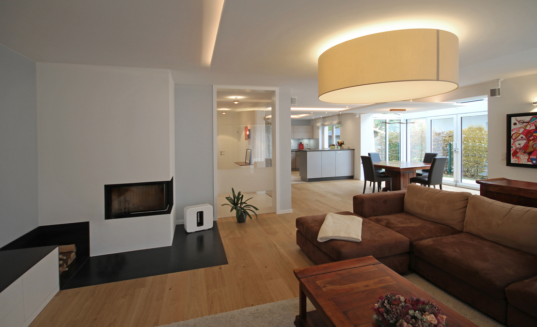 Die Planung von Innenarchitekt Andreas Ptatscheck, München für den Umbau des Einfamilienhauses beinhaltete neben einem neuen Kamin auch ein Möblierungskonzept.