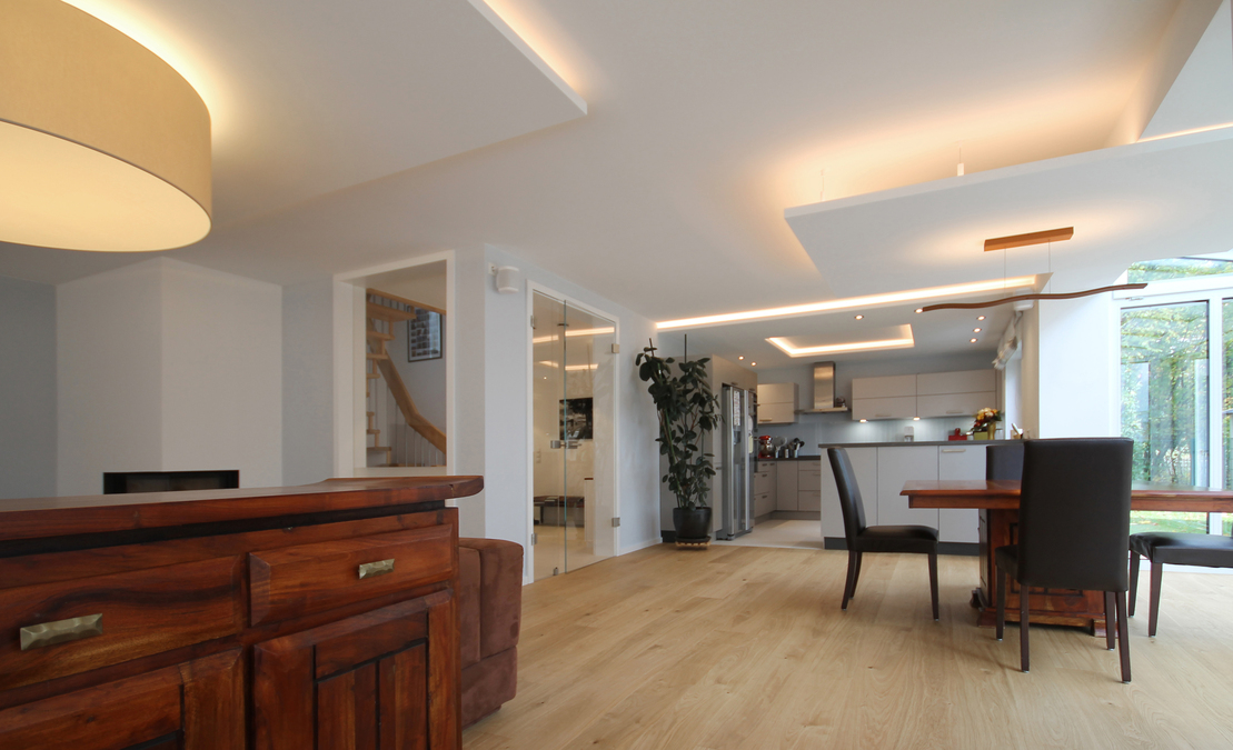 Innenarchitekt Andreas Ptatscheck, München, koordinierte den Innenausbau des Erdgeschosses mit fachkundigen Handwerksbetrieben.