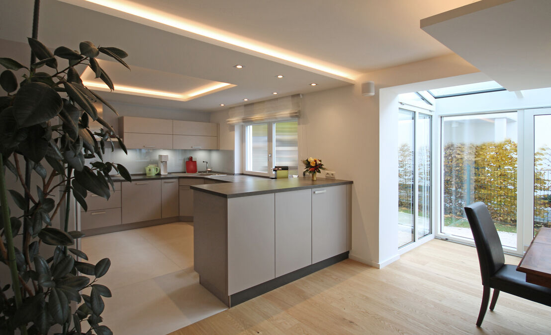 Beim Umbau des Erdgeschosses setzte Innenarchitekt Andreas Ptatscheck, München, die bereits vorhandene Küche mit kleinen Ergänzungen wieder ein.