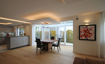 Innenarchitekt Andreas Ptatscheck, München, führte den Umbau des Einfamilienhauses aus und entwarf das Interior Design für das Speisezimmer, den Wintergarten und die Küche.