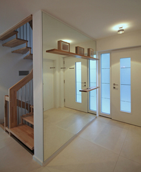Innenarchitekt Andreas Ptatscheck, München, gestaltete die Diele des Einfamilienhauses und setzte eine große Spiegelwand ein, um den Raum optisch zu vergrößern.