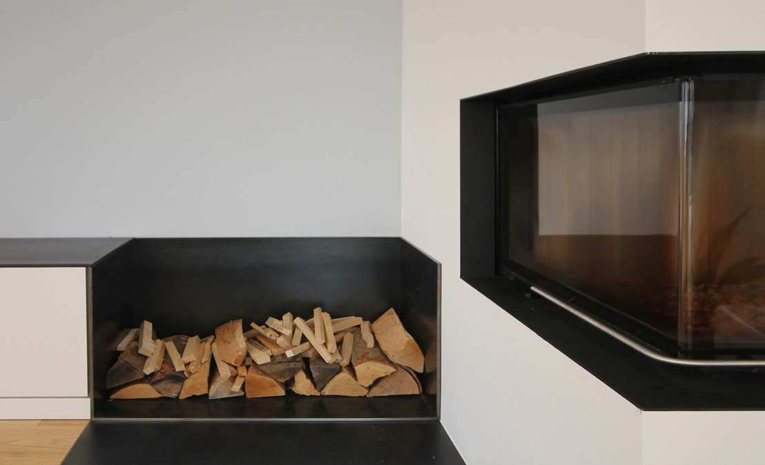 Innenarchitekt Andreas Ptatscheck, München, bindet den Kamin im Rahmen der Sicherheitsvorschriften unmittelbar in den Innenausbau des Raumkonzepts mit ein.