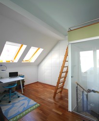 Eingeschränkte Raumbereiche wie Dachschrägen werden im Entwurf ideal genutzt, z.B. durch Einbauschränke oder durch einen Arbeitsplatz, Farben schaffen Raumzonen.