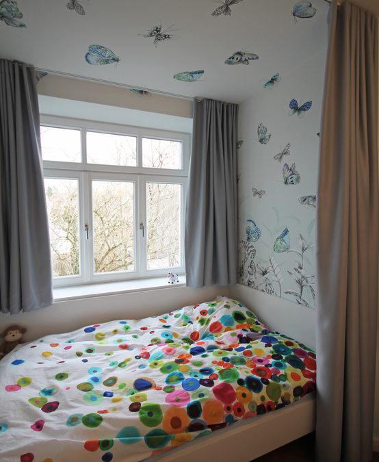 Das Büro für Innenarchitektur eswerderaum in München stattete das Kinderzimmer mit einer Schlafkoje und phantasievollen Tapeten mit Schmetterlingen aus.