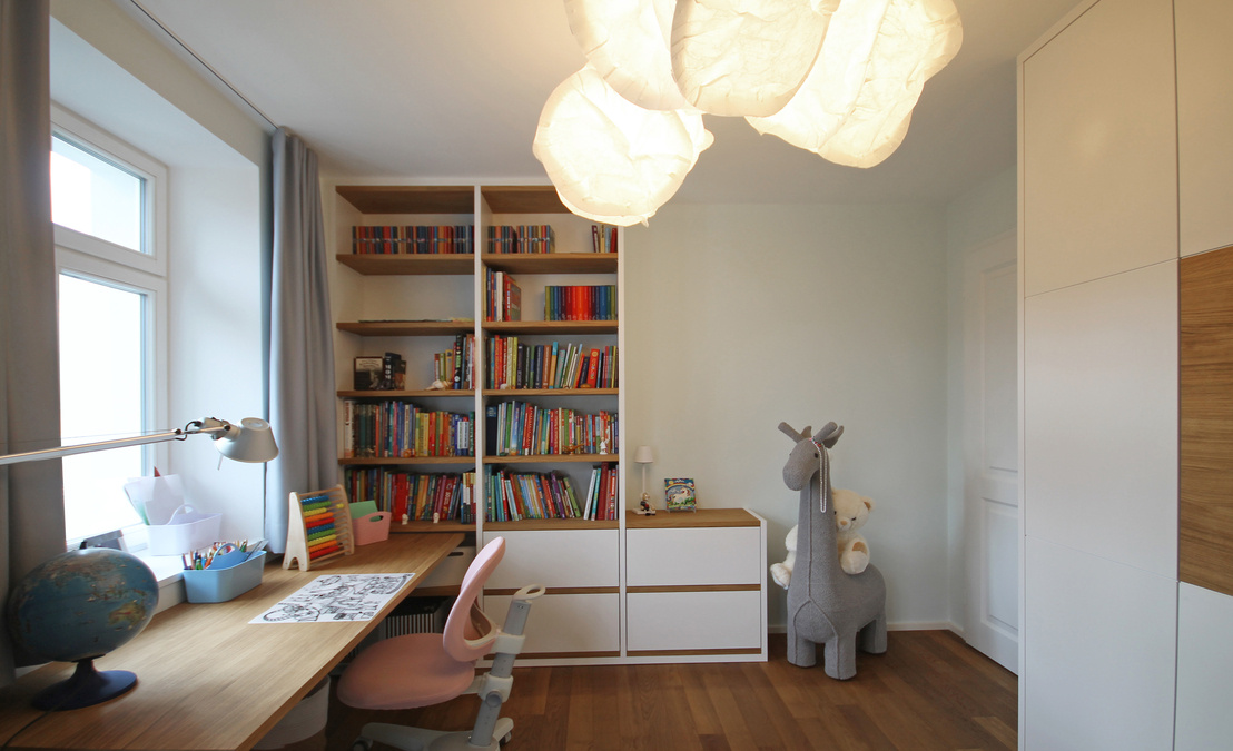 Innenarchitekt und Interior Designer Andreas Ptatscheck, München, entwarf das Kinderzimmer und sorgte für genügend Stauraum für Spielzeug und Schulbücher.