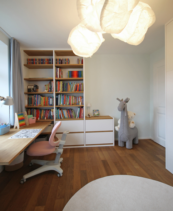 Innenarchitekt und Interior Designer Andreas Ptatscheck, München, entwarf das Kinderzimmer und stattete es mit maßangefertigten Einbauten und hochwertigen Möbeln aus.