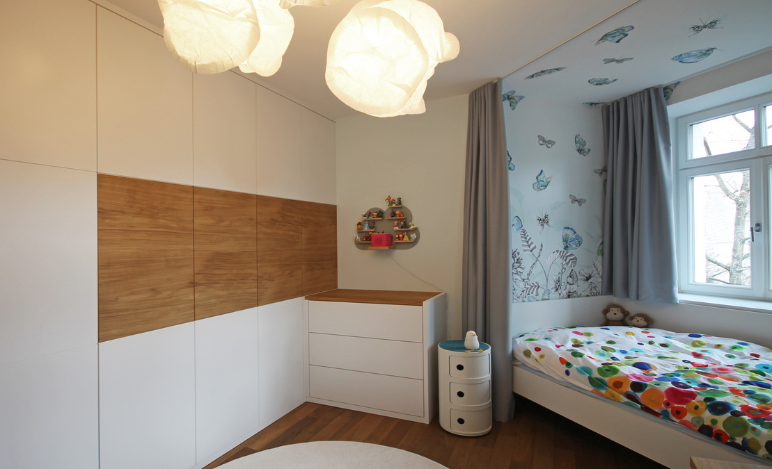 Innenarchitekt und Interior Designer Andreas Ptatscheck, München, entwarf das Kinderzimmer und sorgte mit einem Einbauschrank für genügend Stauraum für Kleidung und Spielsachen.