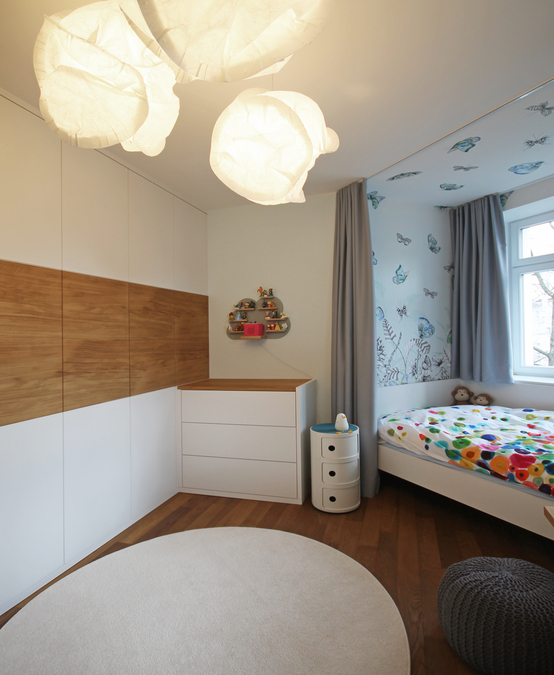 Innenarchitekt und Interior Designer Andreas Ptatscheck, München, entwarf das Kinderzimmer mit viel Phantasie und setzte die Deckenleuchten in Form von Wolken ein.