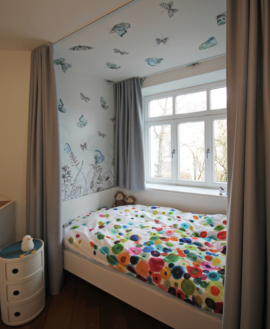 Innenarchitekt und Interior Designer Andreas Ptatscheck, München, entwarf das phantasievolle Kinderzimmer und kreierte ein Himmelbett, das mit Vorhängen geschlossen werden kann.