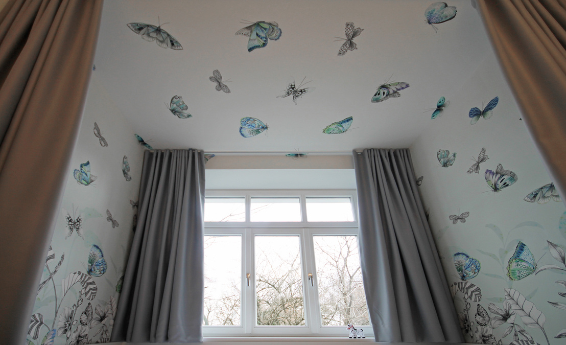 Innenarchitekt und Interior Designer Andreas Ptatscheck, München, entwarf das phantasievolle Kinderzimmer und gestaltete die Bettkoje mit Tapeten mit Schmetterlingen.