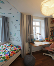 Das Büro für Innenarchitektur eswerderaum in München plante das Kinderzimmer mit mitwachsenden Kindermöbeln wie einem höhenverstellbaren Schreibtisch und einem verstellbaren Schreibtischstuhl.