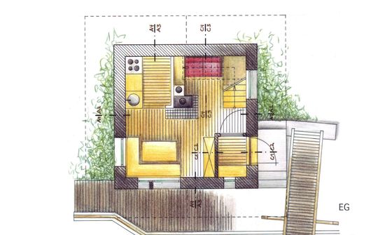 Im Erdgeschoss mit Bruchsteinmauerwerk finden sich Küche, Essplatz mit Eckbank, Wohnzimmer mit Sofa und Kamin, Windfang sowie die Treppe zum Obergeschoss.