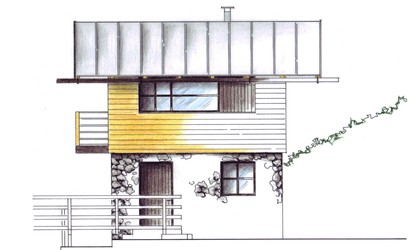 Die Ferienhütte mit Balkon schmiegt sich an den Hang. Fenster sitzen mit leichtem Rücksprung in der Holzfassade und sind dunkel zum sonst hellen Holz abgesetzt.