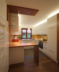 Die Küche zeigt eine klare Gliederung und Formensprache, Küchengeräte wurden nach dem neuesten Stand der Technik ausgewählt und eingeplant, Wohlfühlatmosphäre.