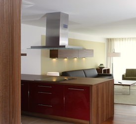 Die offene Küche in diesem  Appartement ist mit edlen, hochglänzenden Fronten ausgestattet und gliedert sich in Wertigkeit und Komfort des Wohnraumes ein.