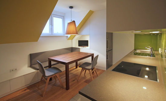 Die Wohnküche vereint die Funktionen Küche, Speisezimmer und Wohnzimmer auf kleinster Fläche unter einer Dachschräge und ist ein kleines Raumwunder.