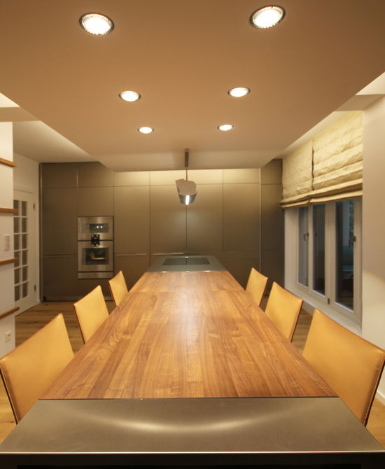 Die Esszimmerstühle sind Design-Klassiker und mit cognacfarbenem Leder bezogen und fügen sich optimal in das Farb- und Materialkonzept des Gesamtraumes ein.