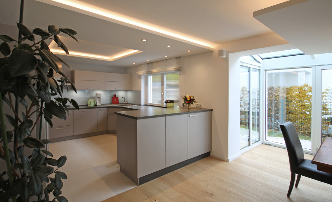 Innenarchitekt und Interior Designer Andreas Ptatscheck, München, integrierte die bestehende Küche im neuen Raumkonzept und stimmte die Farben und Materialien aufeinander ab.