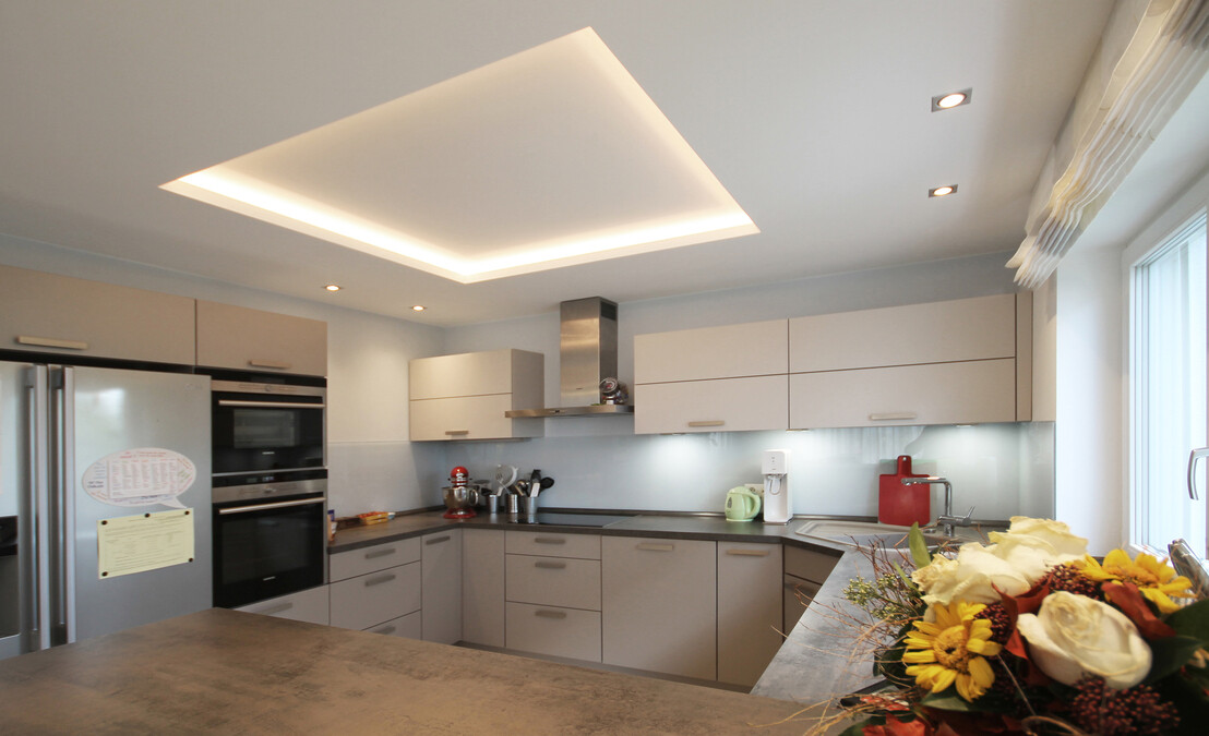 Die bereits vor dem Umbau vorhandene Küche wurde von Innenarchitekt Andreas Ptatscheck, München, im neuen Entwurf integriert und durch ein Deckenfeld mit indirekter Beleuchtung inszeniert.