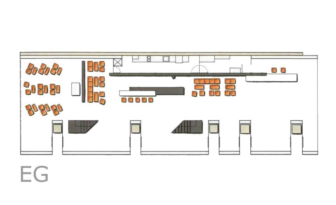 Der Messestand bringt im Erdgeschoss den Empfang, einen Gastronomiebereich sowie den Vortragsraum unter. Die verglasten Schlitze sind Schaufenster für öffentliche Besucher.