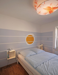 Wandgestaltung kann über Farben, Tapeten und Stoffe erfolgen, es werden einzelne Raumbereiche betont, Farbpsychologie ist wichtig für die erzielte Wirkung des Raumes.