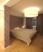 Das Schlafzimmer ist in einem klassischen Stil gestaltet, dieser zeigt sich auch in den weiß lackierten Heizkörperverkleidungen unter den Fenstern.