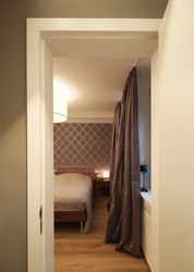 Vom Schlafzimmer aus wird das Bad en Suite über eine weiß lackierte Tür erschlossen, die schlammfarbene Wandfarbe passt zu den Materialien des Schlafraumes.