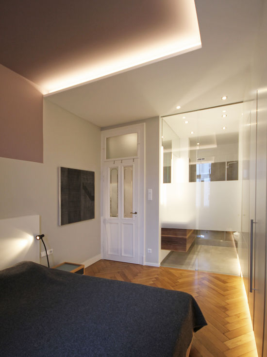 Innenarchitekt und Interior Designer Andreas Ptatscheck, München, entwarf die Innenarchitektur und das Interior Design für das Schlafzimmer im Zuge des Umbaus der Altbauwohnung.