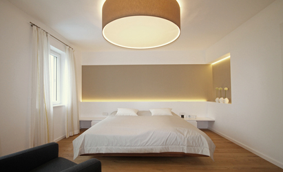 Innenarchitekt und Interior Designer Andreas Ptatscheck, München, baute das Einfamilienhaus um und gestaltete die Innenarchitektur und das Interior Design für das Schlafzimmer.