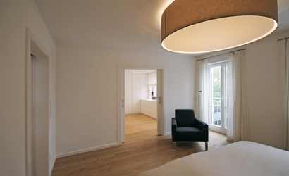 Innenarchitekt und Interior Designer Andreas Ptatscheck, München, baute das Einfamilienhaus um und gestaltete die Innenarchitektur und das Interior Design für den Schlafbereich.