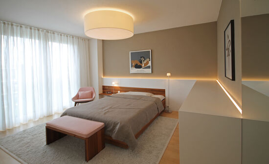 Innenarchitekt Andreas Ptatscheck, München entwickelt als Interior Designer einzigartige Entwürfe für alle Bereiche der Innenarchitektur und des Interior Design, hier für ein Schlafzimmer mit Doppelbett und Sessel.